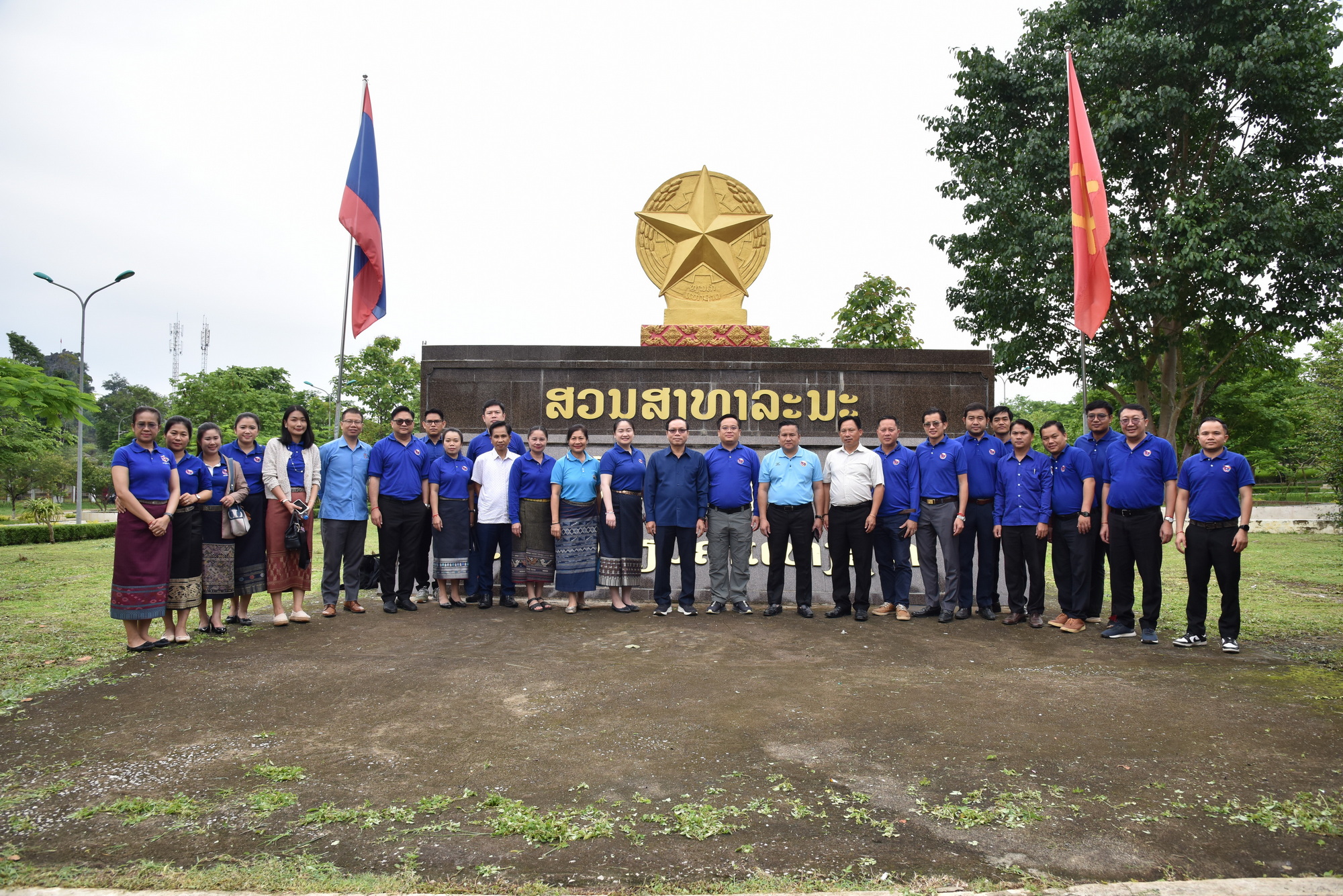 ຄະນະຊາວໜຸ່ມກະຊວງການຕ່າງປະເທດ ສືບຕໍ່ເຄື່ອນໄຫວຢ້ຽມຢາມຖໍ້າຜູ້ນໍາ ແລະ ມອບເຄື່ອງຊ່ວຍເຫຼືອຢູ່ແຂວງຫົວພັນ