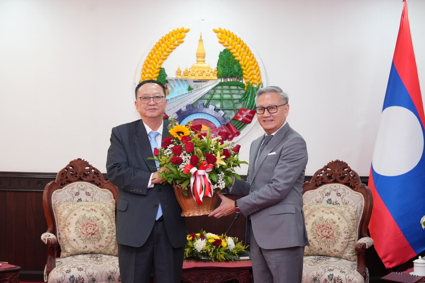 ຮອງນາຍົກລັດຖະມົນຕີ, ລັດຖະມົນຕີກະຊວງການຕ່າງປະເທດ ແຫ່ງ ສປປ ລາວ ຕ້ອນຮັບທູດ ສປປ ເກົາຫຼີ ເຂົ້າຊົມເຊີຍ