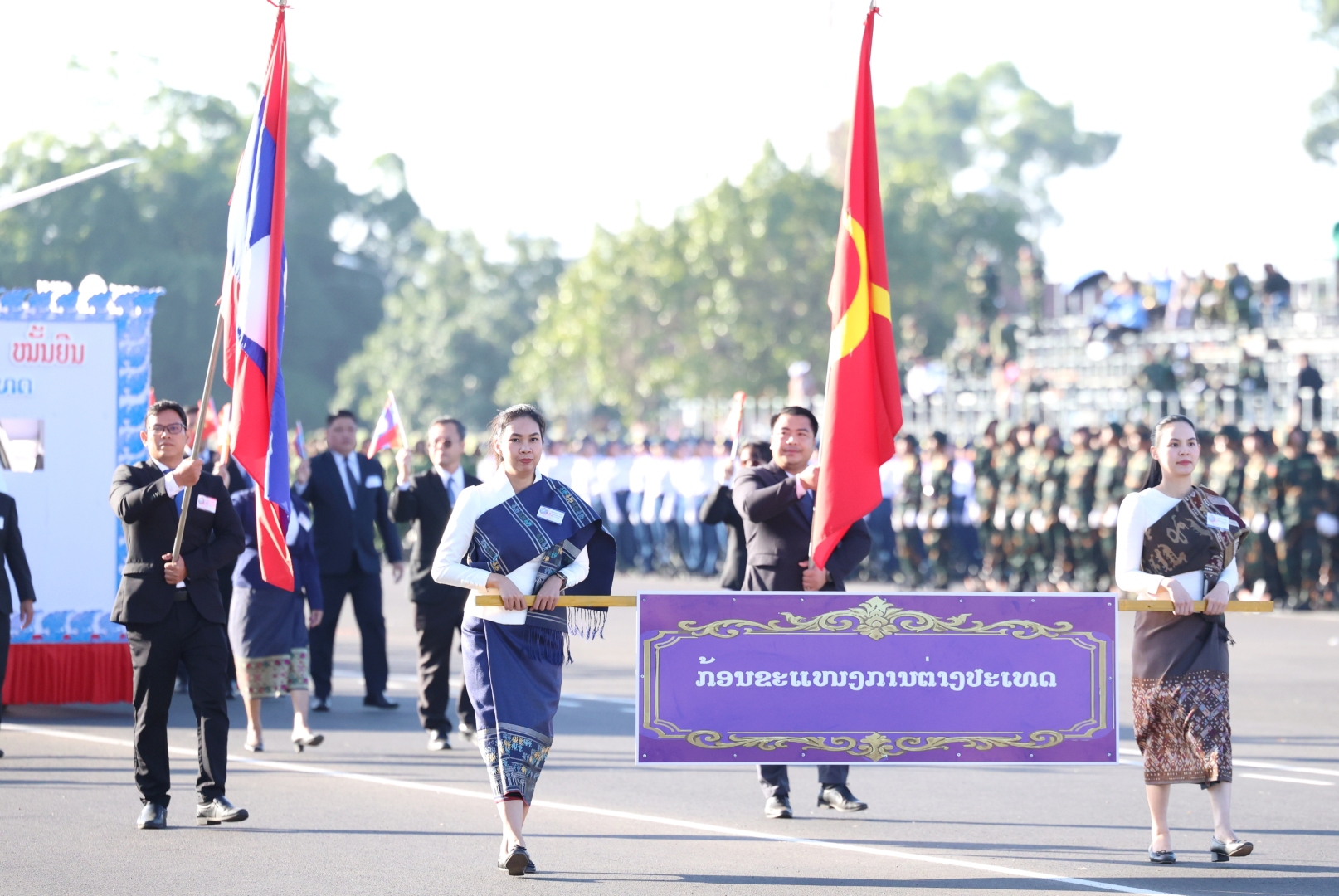 ການກະກຽມກ້ອນເດີນສວນສະໜາມຂອງຂະແໜງການຕ່າງປະເທດ ສະເຫຼີມສະຫຼອງວັນສະຖາປະນາ ສປປ ລາວ ຄົບຮອບ 50 ປີ