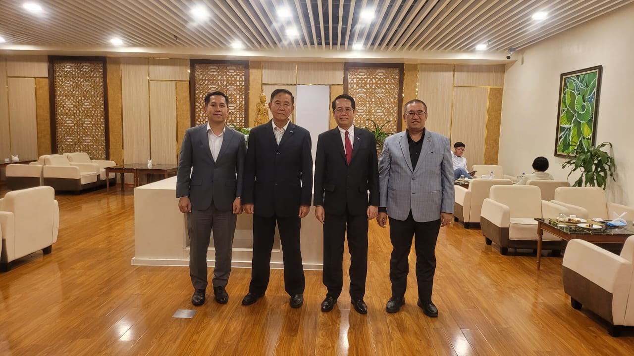 ທ່ານເອກອັກຄະລັດຖະທູດ ແຫ່ງ ສປປ ລາວ ປະຈໍາ ມຽນມາ ອອກຕ້ອນຮັບ ທ່ານປະທານສະມາຄົມມິດຕະພາບ ມຽນມາ-ລາວ ທີ່ສະໜາມບິນສາກົນມຽນມາ