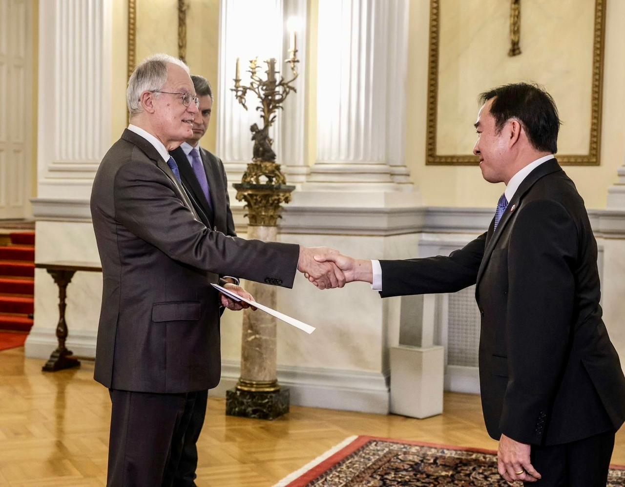 ທູດລາວ ຍື່ນສານຕາຕັ້ງຕໍ່ ປະທານາທິບໍດີ ແຫ່ງສາທາລະນະລັດ ເກຣັກ