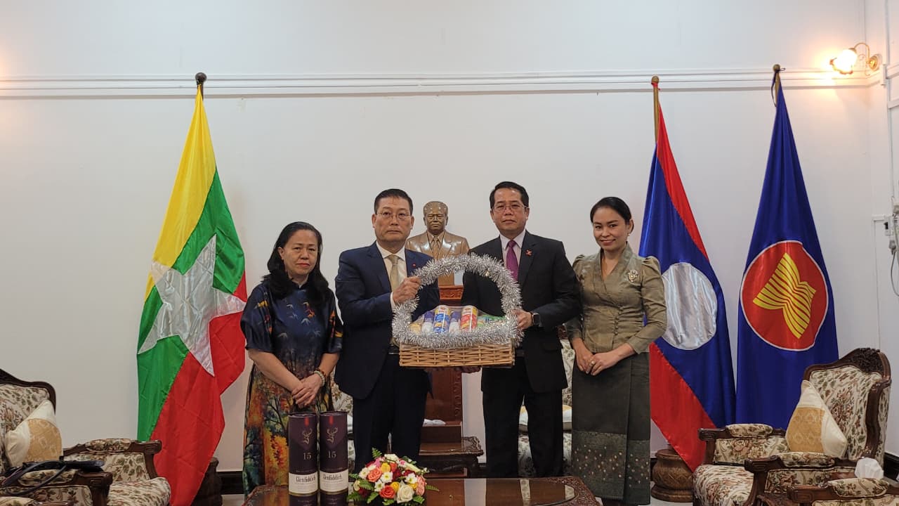 ທູດຫວຽດນາມ ປະຈໍາມຽນມາ ພ້ອມດ້ວຍຄະນະ ເຂົ້າອວຍພອນ ທູດລາວ ພ້ອມພະນັກງານ ໃນໂອກາດວັນຊາດລາວ ຄົບຮອບ 50 ປີ