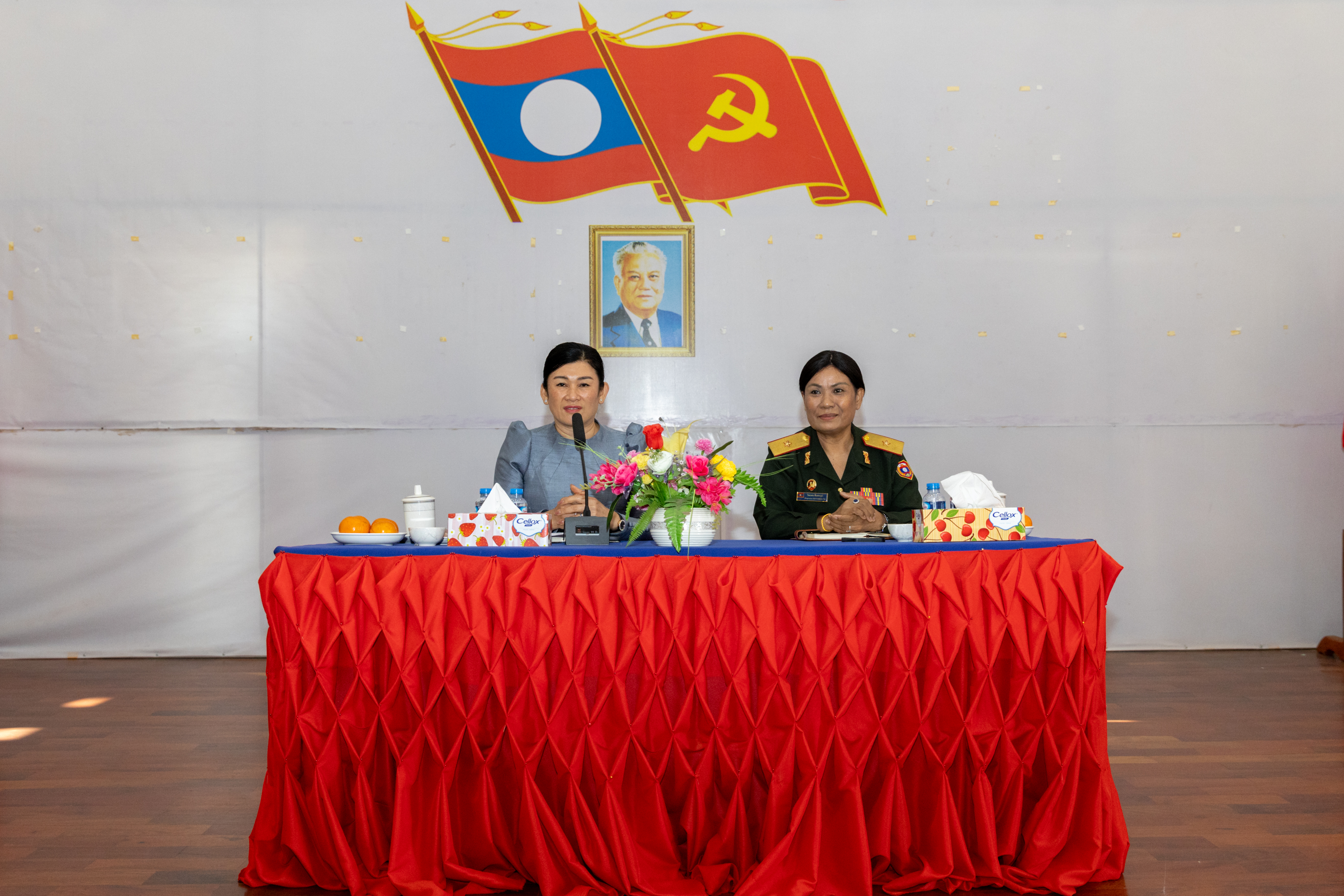 ສະຫະພັນແມ່ຍິງກະຊວງການຕ່າງປະເທດ ອວຍພອນ ໃຫ້ແກ່ ສະຫະພັນແມ່ຍິງກະຊວງປ້ອງກັນປະເທດ ເນື່ອງໃນໂອກາດວັນສ້າງຕັ້ງກອງທັບປະຊາຊົນລາວ ຄົບຮອບ 77 ປີ