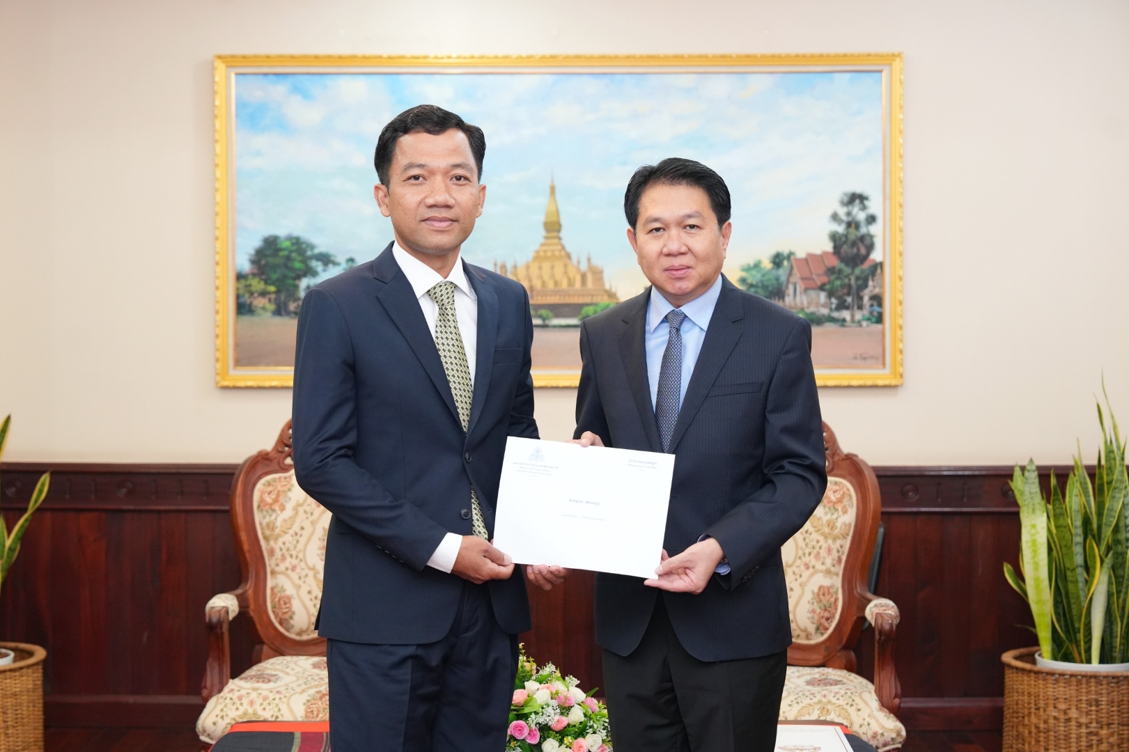 ຮອງລັດຖະມົນຕີກະຊວງການຕ່າງປະເທດ ຮັບການຍື່ນສັນຍາບັດແຕ່ງຕັ້ງຈາກກົງສຸນໃຫຍ່ ກຳປູເຈຍ ປະຈຳ ແຂວງຈຳປາສັກ ຄົນໃໝ່